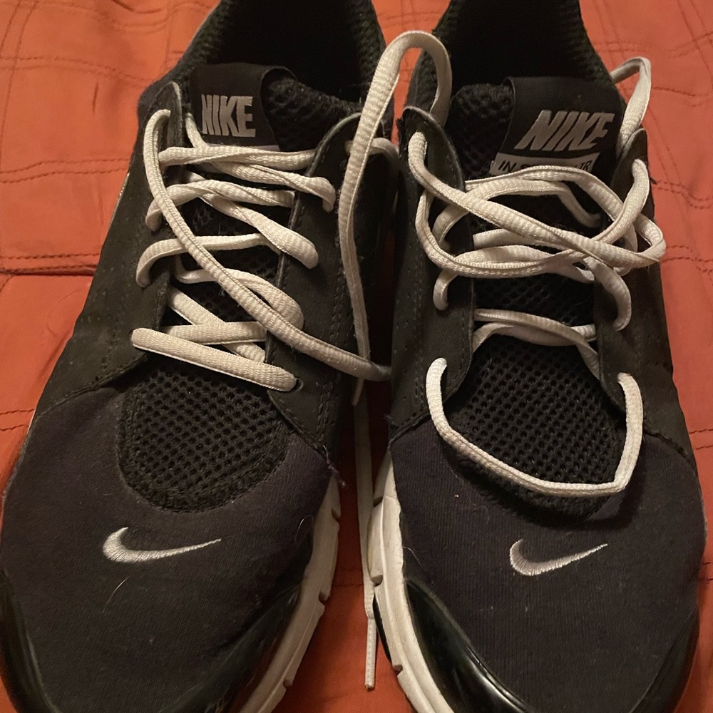 Women’s black and white Nike shoes size 8.5